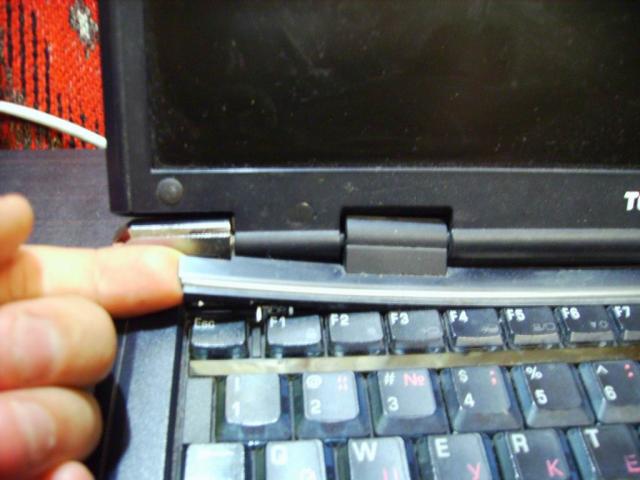 Разборка ноутбука: цепляю заглушку пальцем