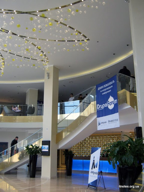 Drupal Forum 2012, вид на лестницу в холе FourPoints