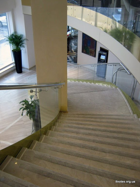 лестница в холле, интерьер FourPoints, Drupal Forum 2012 в Запорожье.