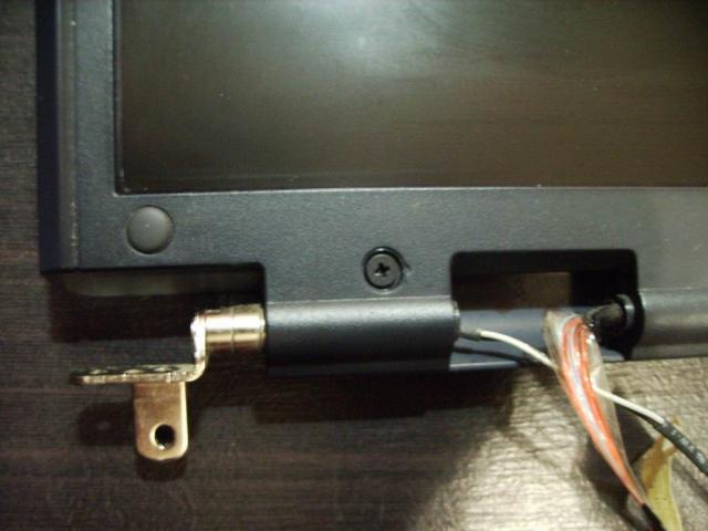 Toshiba Satellite 1135 - разборка ноутбука: петля, болт, ввод кабеля в монитор