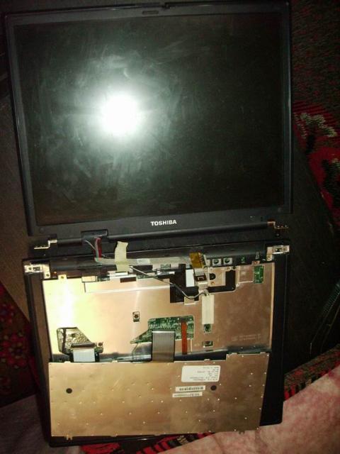 Toshiba Satellite 1135 - разборка ноутбука: монитор отсоединён